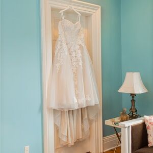 Elegant White Lace Wedding Dress